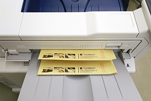 封筒印刷機での印刷作業